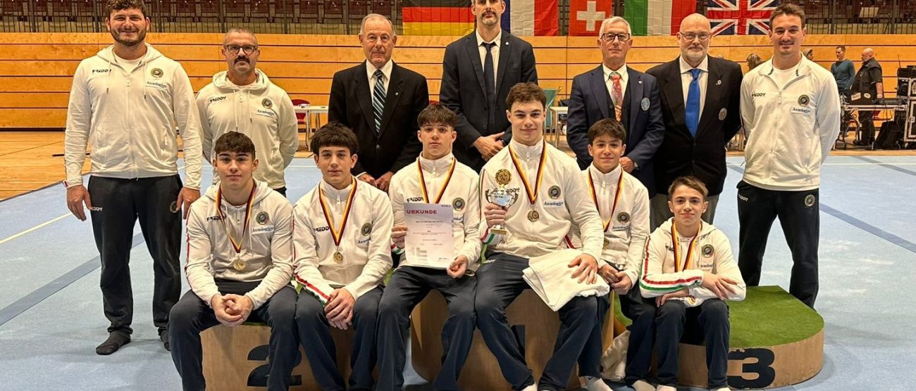 Ginnastica Artistica Mazzola Pietro 4° da sinistra sq.Italia U16 in Germania